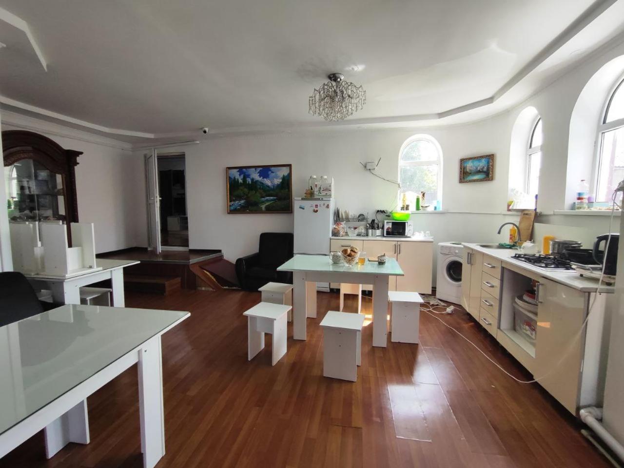 Nomadstan Capsule Hostel Каракол Экстерьер фото